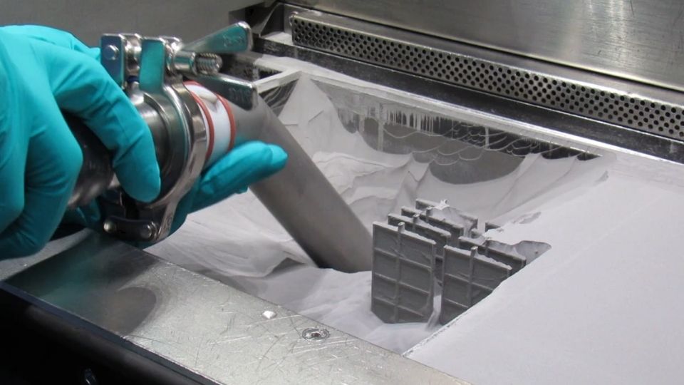 The Russell AMPro® Sieve Station recovers additive manufacturing powder.